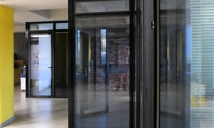 διαχωριστικα εσωτερικου χωρου, κομψά, σε επαγγελματικό περιβάλλον, με μαύρο αλουμίνιο και γυάλινες επιφάνειες SMARTIA P200